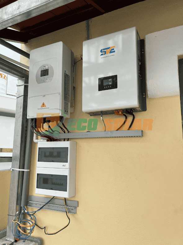 Đội ngũ kỹ thuật EcoSolar thi công lắp đặt hệ thống điện năng lượng mặt trời tại công trình