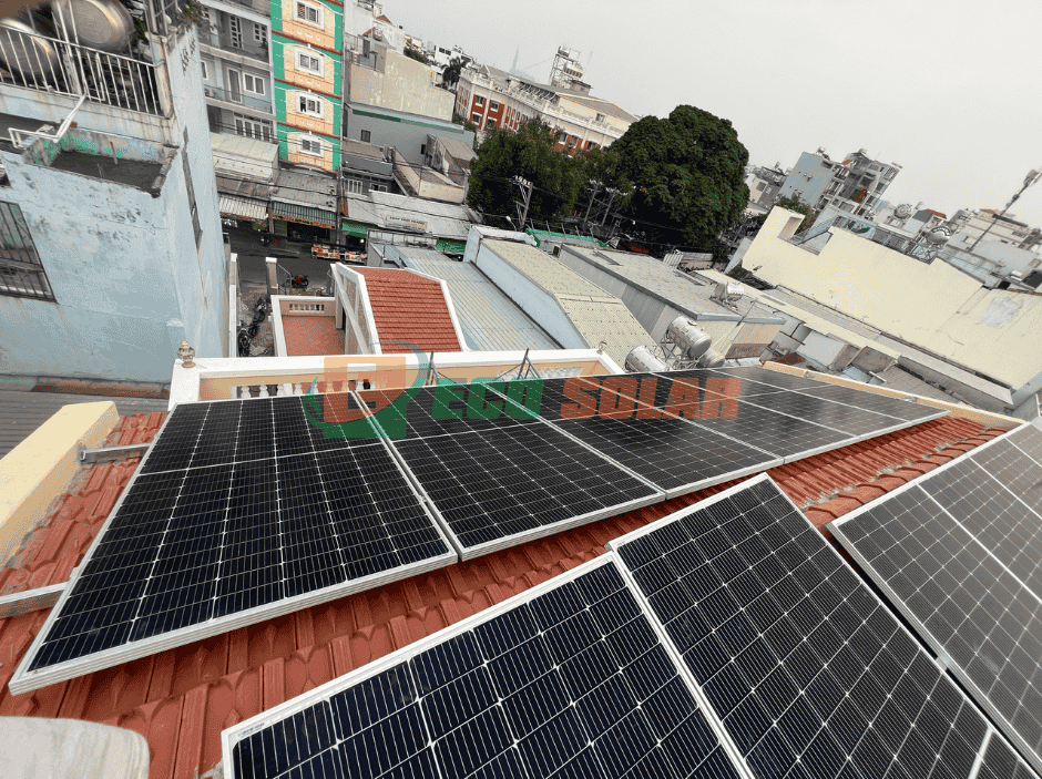 Hệ thống điện năng lượng mặt trời đang trong quá trình thi công lắp đặt