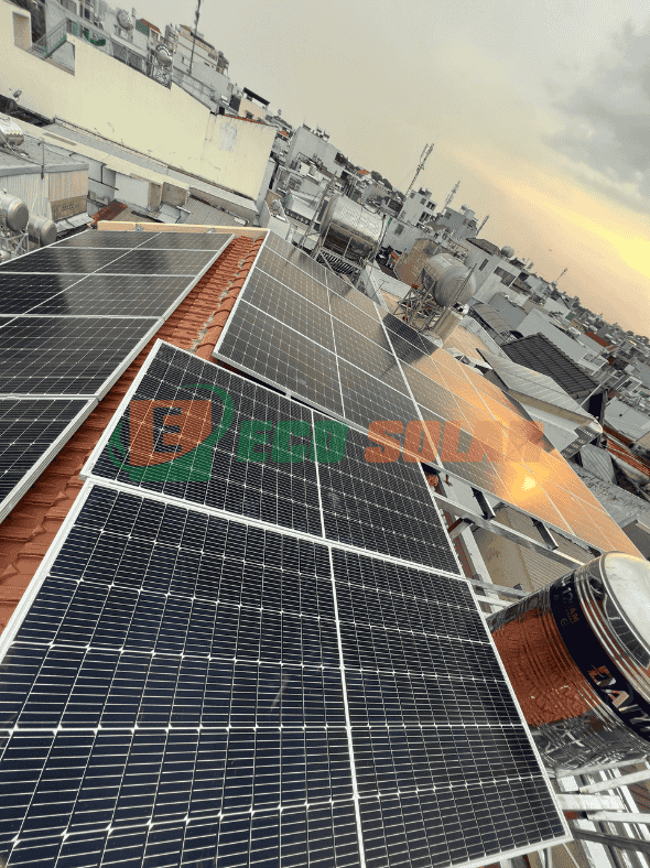Đội ngũ kỹ thuật EcoSolar kiểm tra và hoàn thiện hệ thống điện năng lượng mặt trời