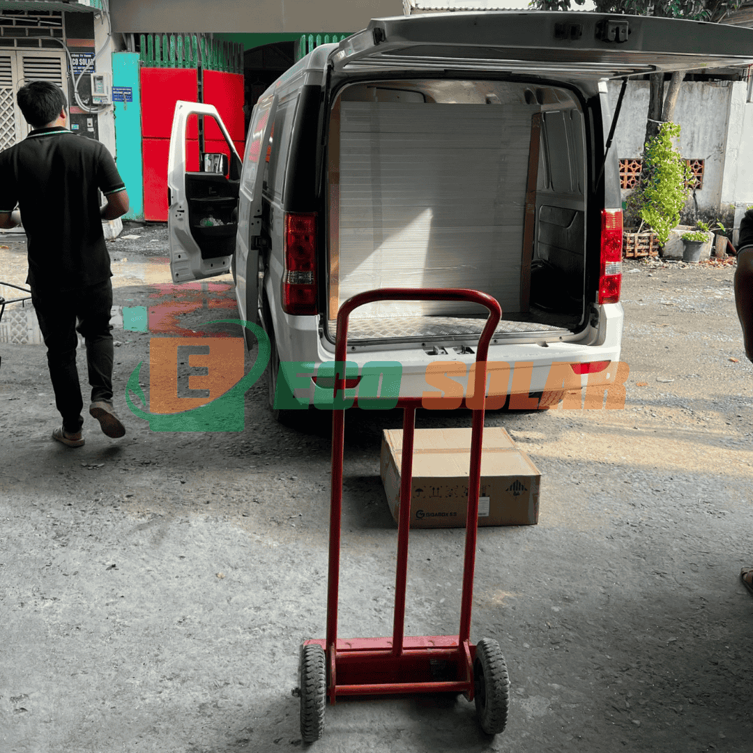 Xe EcoSolar giao thiết bị điện năng lượng mặt trời đến công trình khách hàng