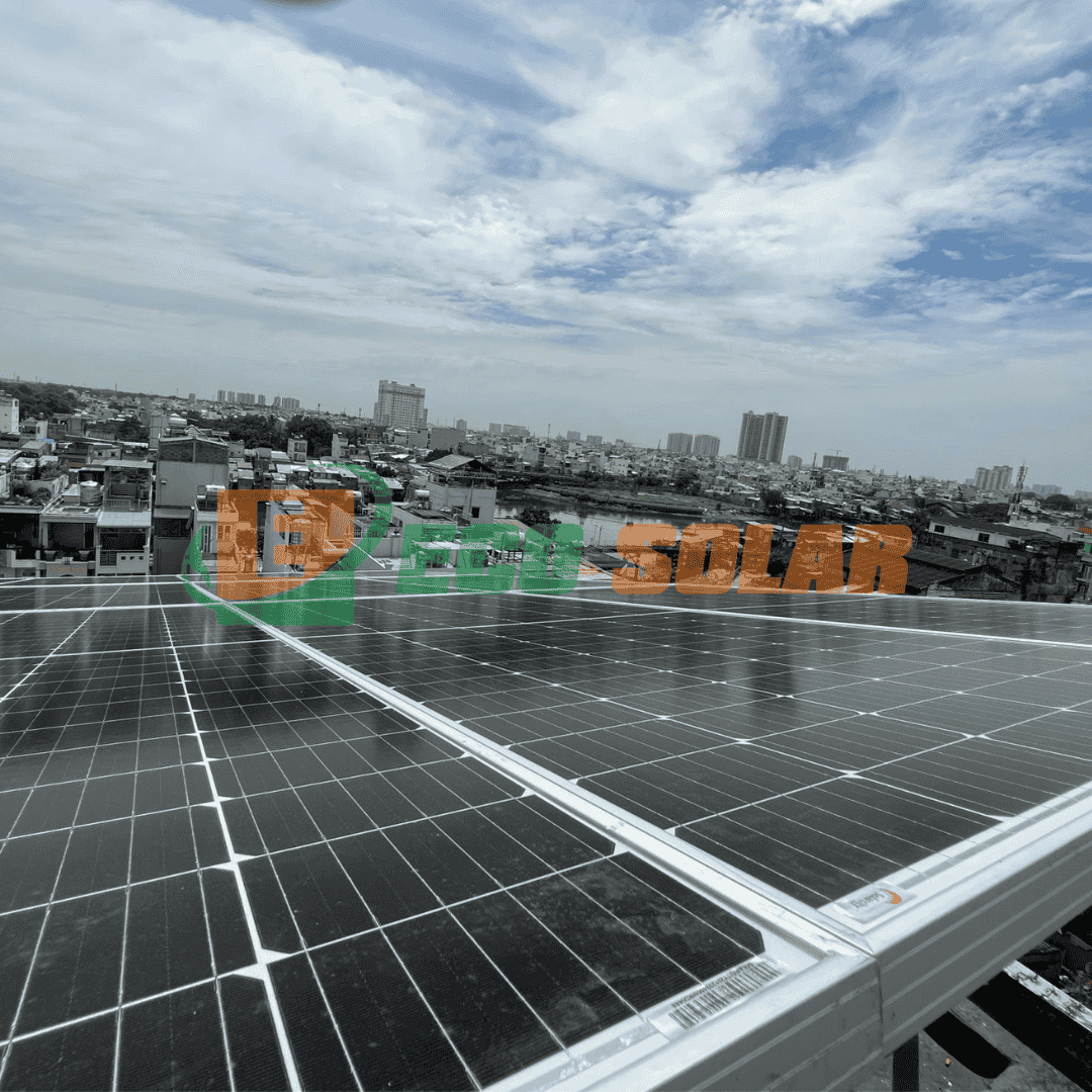 Đội ngũ kỹ thuật EcoSolar thi công lắp đặt hệ thống điện năng lượng mặt trời
